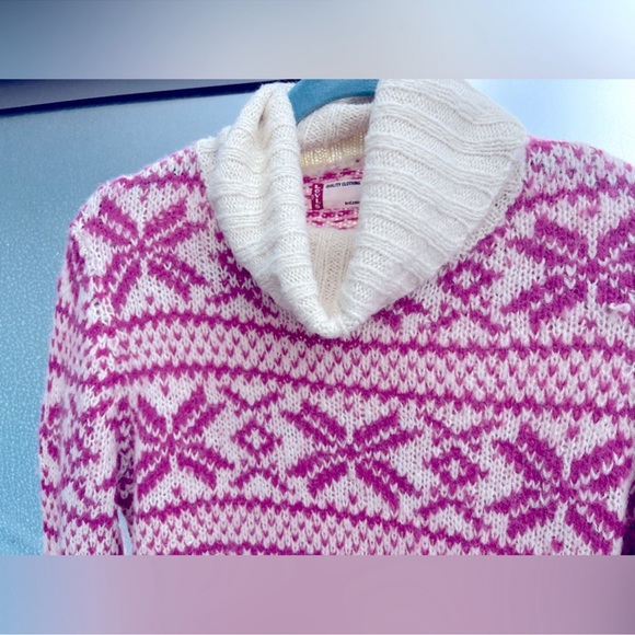 LEVIS Turtle Neck Sweater - Picture 2 of 4